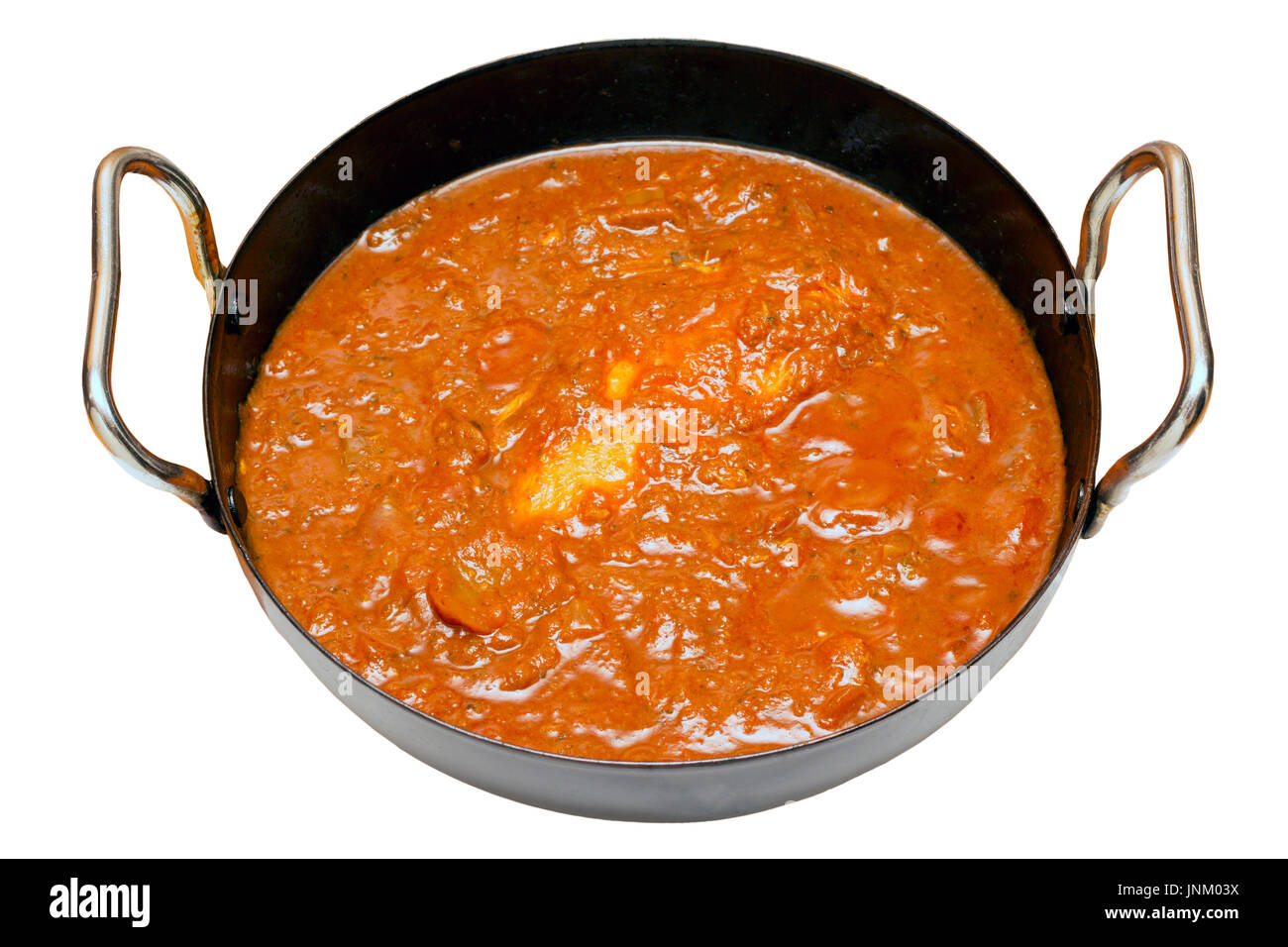 Balti Butter Huhn in einer Karahi Schüssel mit einem isolierten weißen Hintergrund und Clipping-Pfad Stockfoto