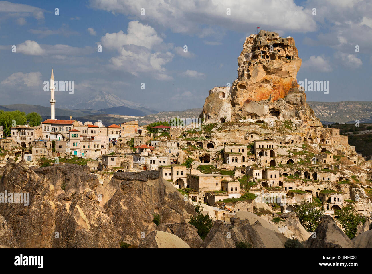Alte Häuser und Höhlenwohnungen in Ortahisar, Kappadokien, Türkei. Stockfoto