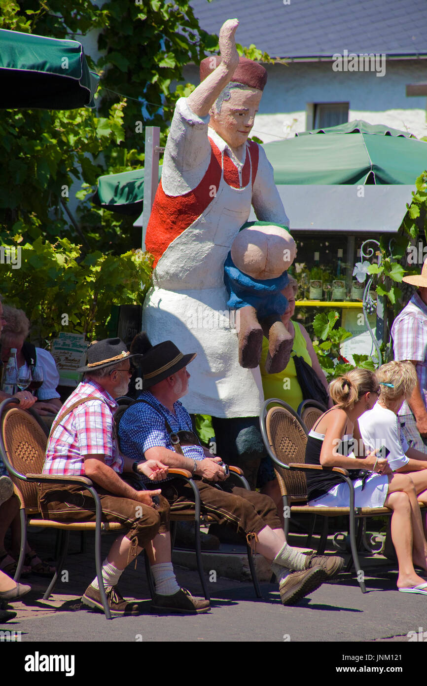 Strauwirtschaft in Kröv, Symbolfigur des Bekannten Weines Kröver Nacktarsch, Mosel, Mittelmosel, Rheinland-Pfalz, Deutschland, Europa | Wein gastrono Stockfoto