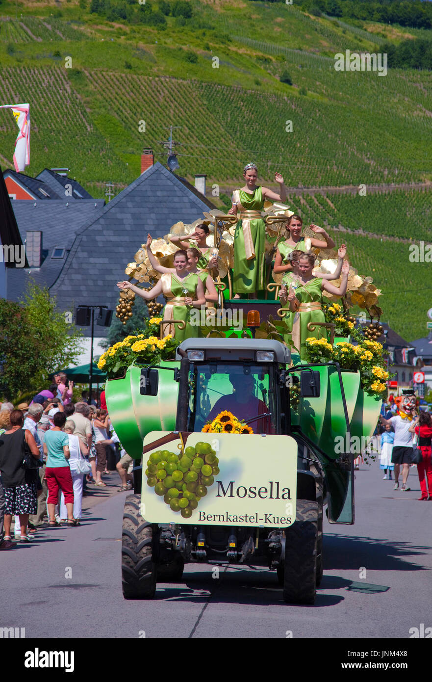 Festwagen Mosella Bernkastel Beim internationalen Trachtenfest in Kröv, Mosel, Mittelmosel, Rheinland-Pfalz, Deutschland, Europa | Internationalen festi Stockfoto