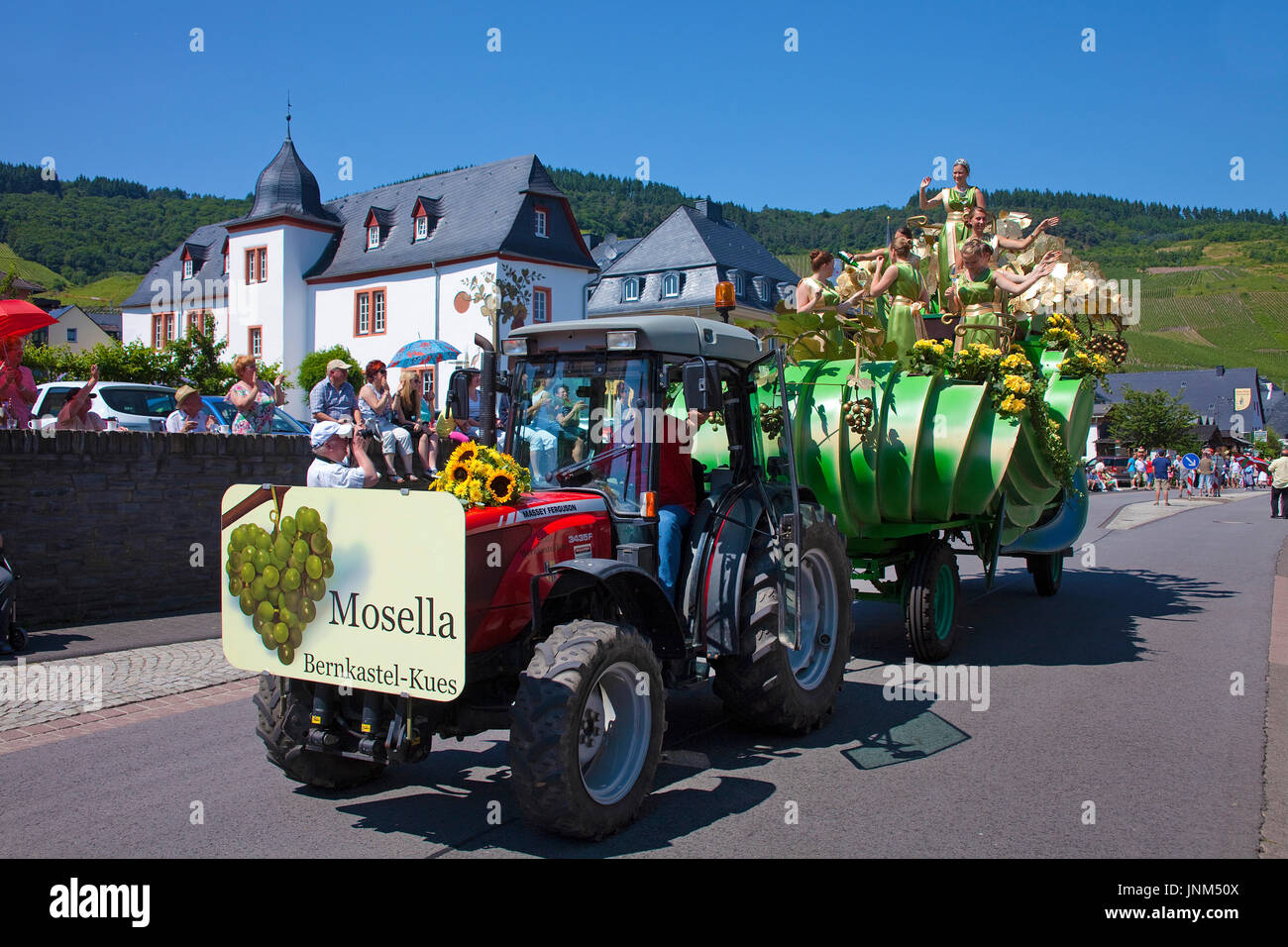 Festwagen Mosella Bernkastel Beim internationalen Trachtenfest in Kröv, Mosel, Mittelmosel, Rheinland-Pfalz, Deutschland, Europa | Internationalen festi Stockfoto