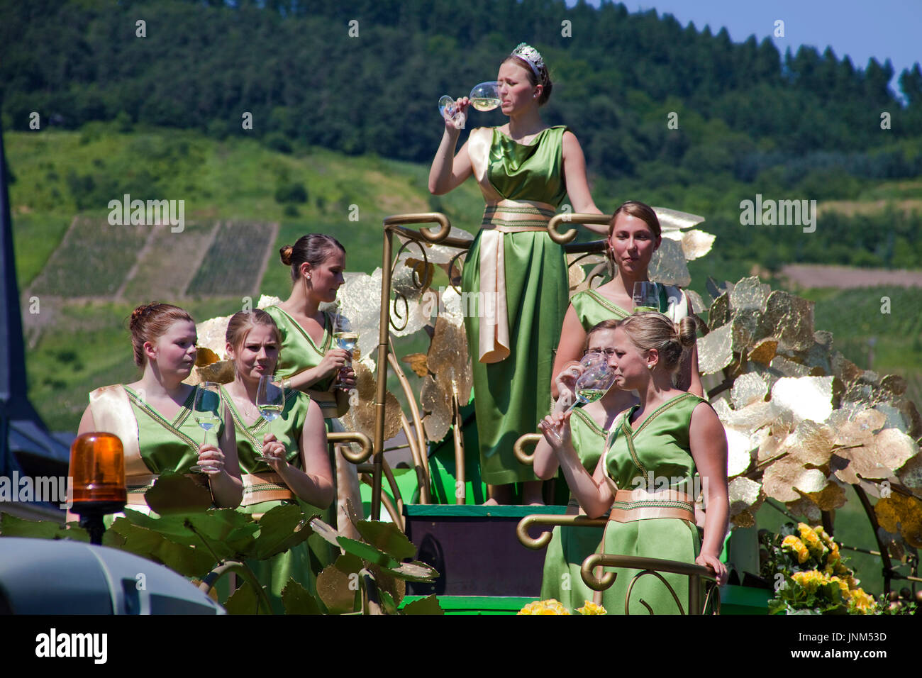 Festwagen Mosella Bernkastel Beim internationalen Trachtenfest in Kröv, Mosel, Mittelmosel, Rheinland-Pfalz, Deutschland, Europa | Internationalen festi Stockfoto