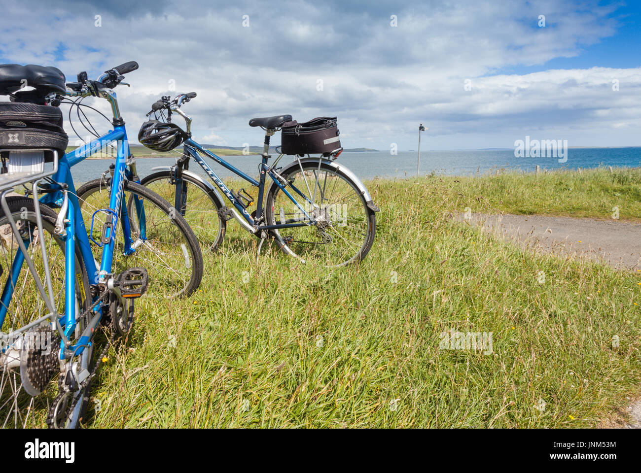Zwei Fahrräder Fahrräder Zyklen auf der Insel Hoy, warten auf die Fähre zum Festland, Orkney Stockfoto