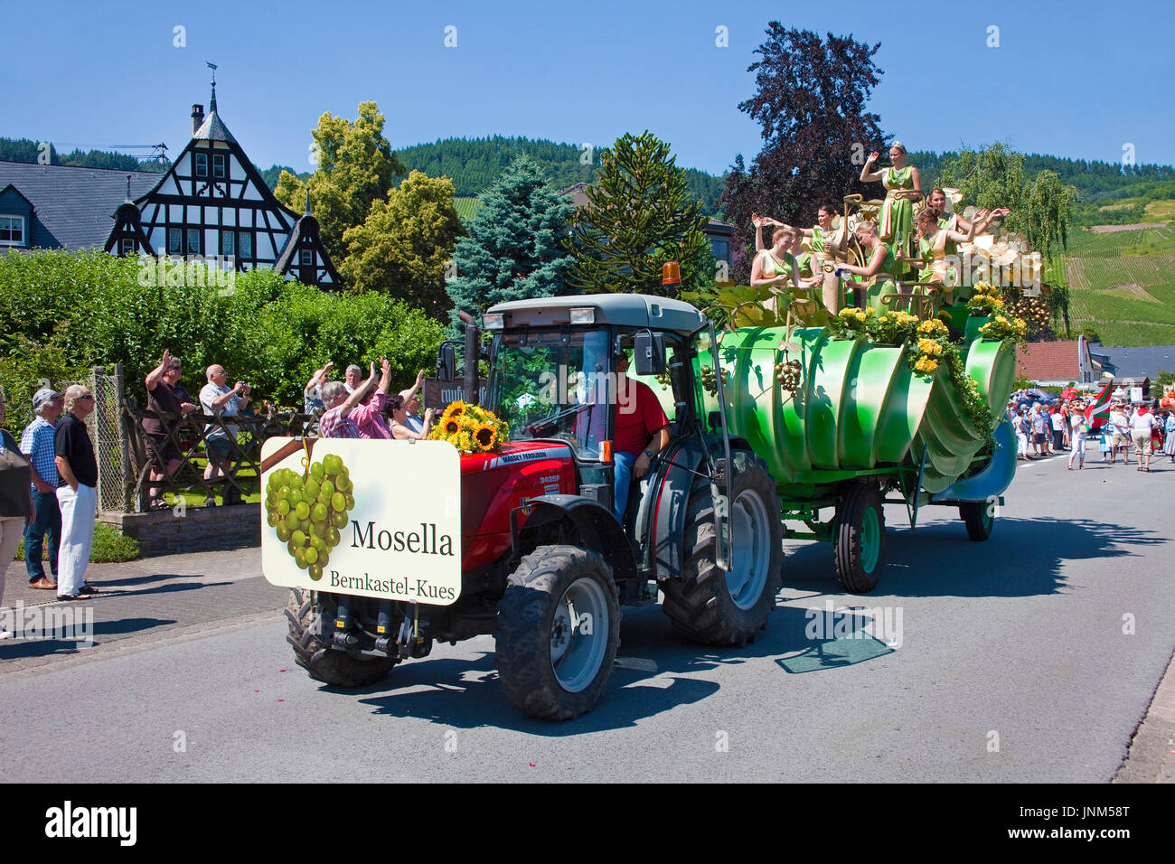 Festwagen Mosella Bernkastel Beim internationalen Trachtenfest in Kröv, Mosel, Mittelmosel, Rheinland-Pfalz, Deutschland, Europa | Internationalen festi Stockfoto