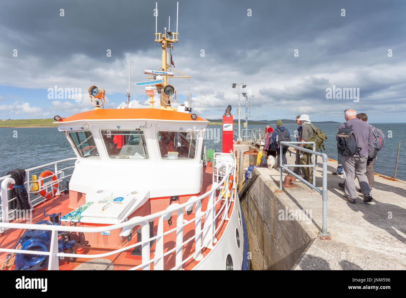 Passagiere der Fähre von Hoy zum Festland, Orkney, UK Stockfoto