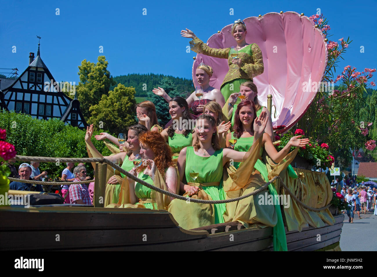 Festwagen Kröv, Mosella Maureen Und Weinprinzeßin Sarah Beim internationalen Trachtenfest in Kröv, Mosel, Mittelmosel, Rheinland-Pfalz, Deutschland, E Stockfoto
