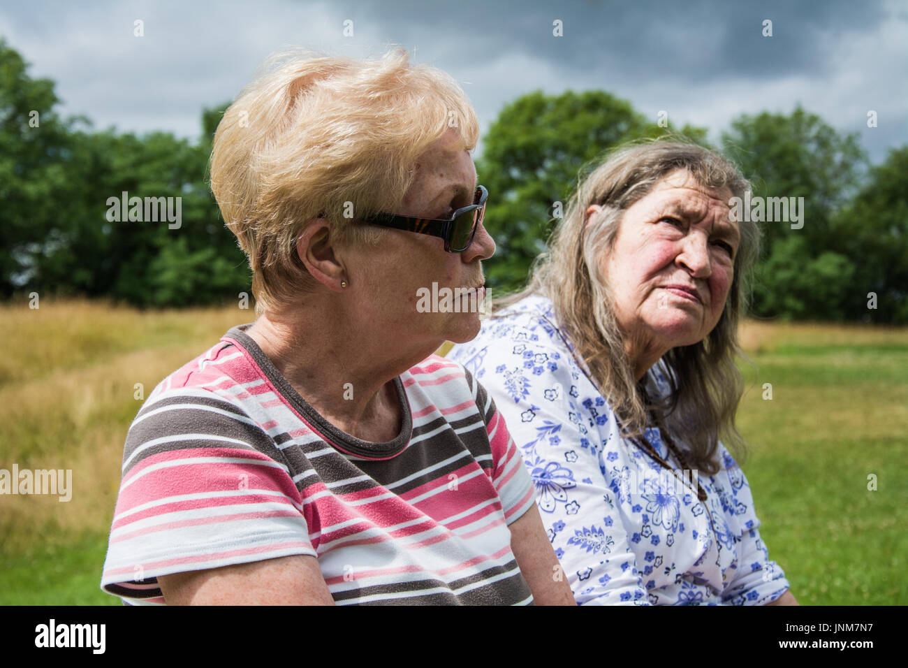 Zwei ältere Frauen sich Gedanken über die Zukunft besorgt über ihre Renten, besorgt über die Lage der Nation. VEREINIGTES KÖNIGREICH. Stockfoto