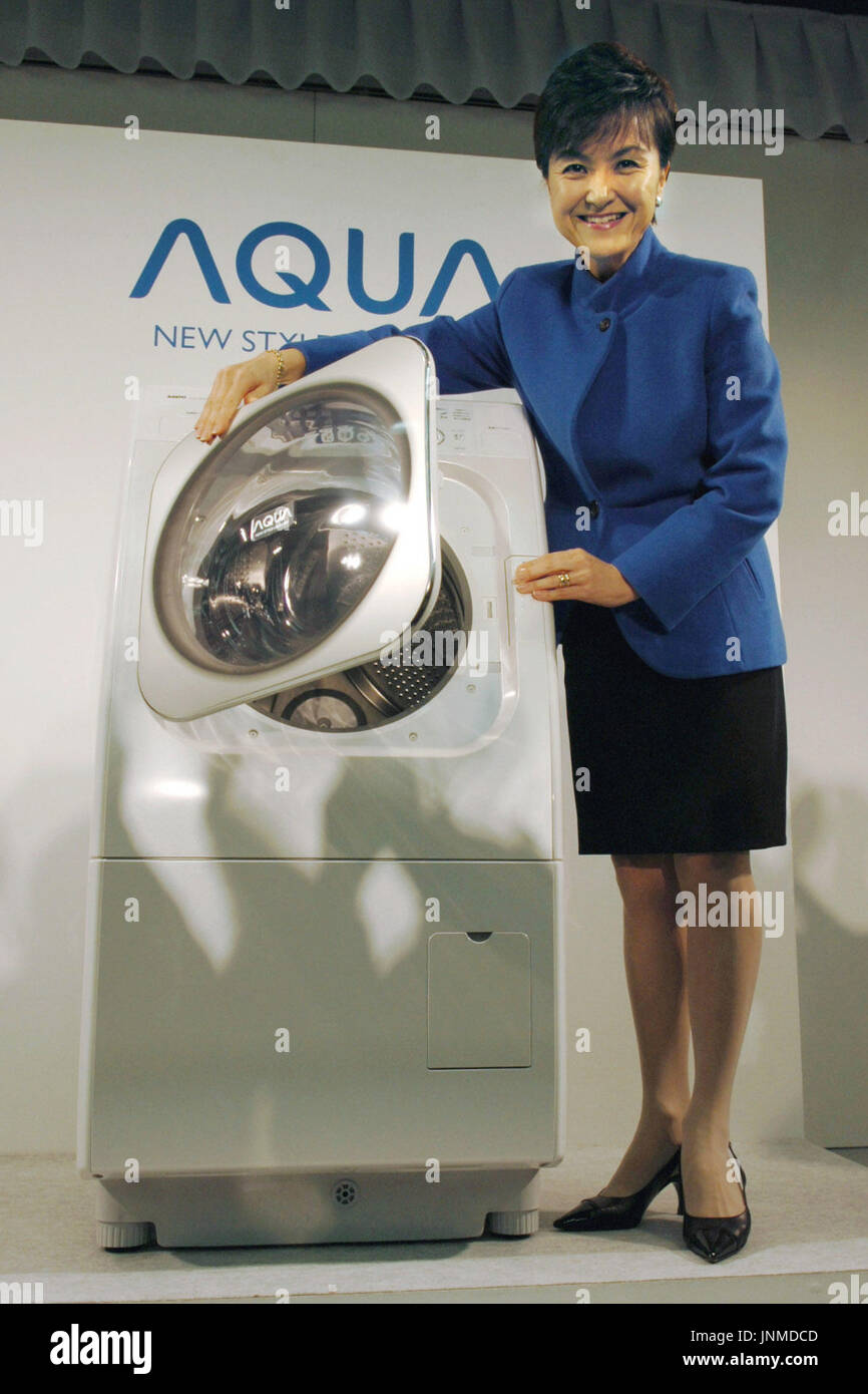 TOKYO, Japan - Tomoyo Nonaka, Vorsitzende der Sanyo Electric Co., zeigt das  Unternehmen '' AQUA'' Waschmaschine/Trockner während einer Pressekonferenz  in Tokio am 2. Februar. Die Maschine schafft Ozon zu nicht desinfizieren und