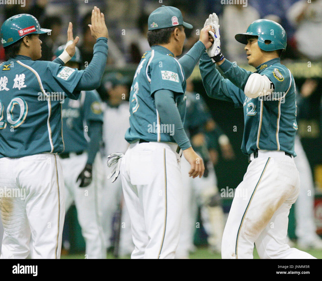 TOKYO, Japan - Taiwans LA neue tragen Outfielder Chen Chin-Feng (R) wird von seinem Teamkollegen und Trainer nach der Kollision mit eines Grand Slam über den linken Feld Zaun im fünften Inning eines Spiels gegen die China-Stars im Auftaktspiel der Baureihe Asien im Tokyo Dome am 9. November gratulierte. Die LA New Bears verprügelt die China-Sterne 12-2. (Kyodo) Stockfoto
