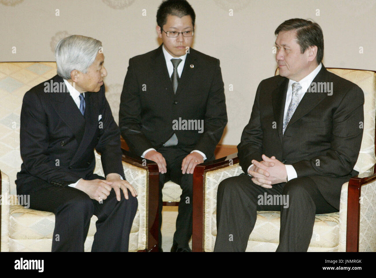 TOKYO, Japan - Visiting Mongolian President Nambaryn Enkhbayar (R) Gespräche mit der japanische Kaiser Akihito am Kaiserpalast in Tokio am 28. Febr. (Foto: Pool von Kyodo News) Stockfoto