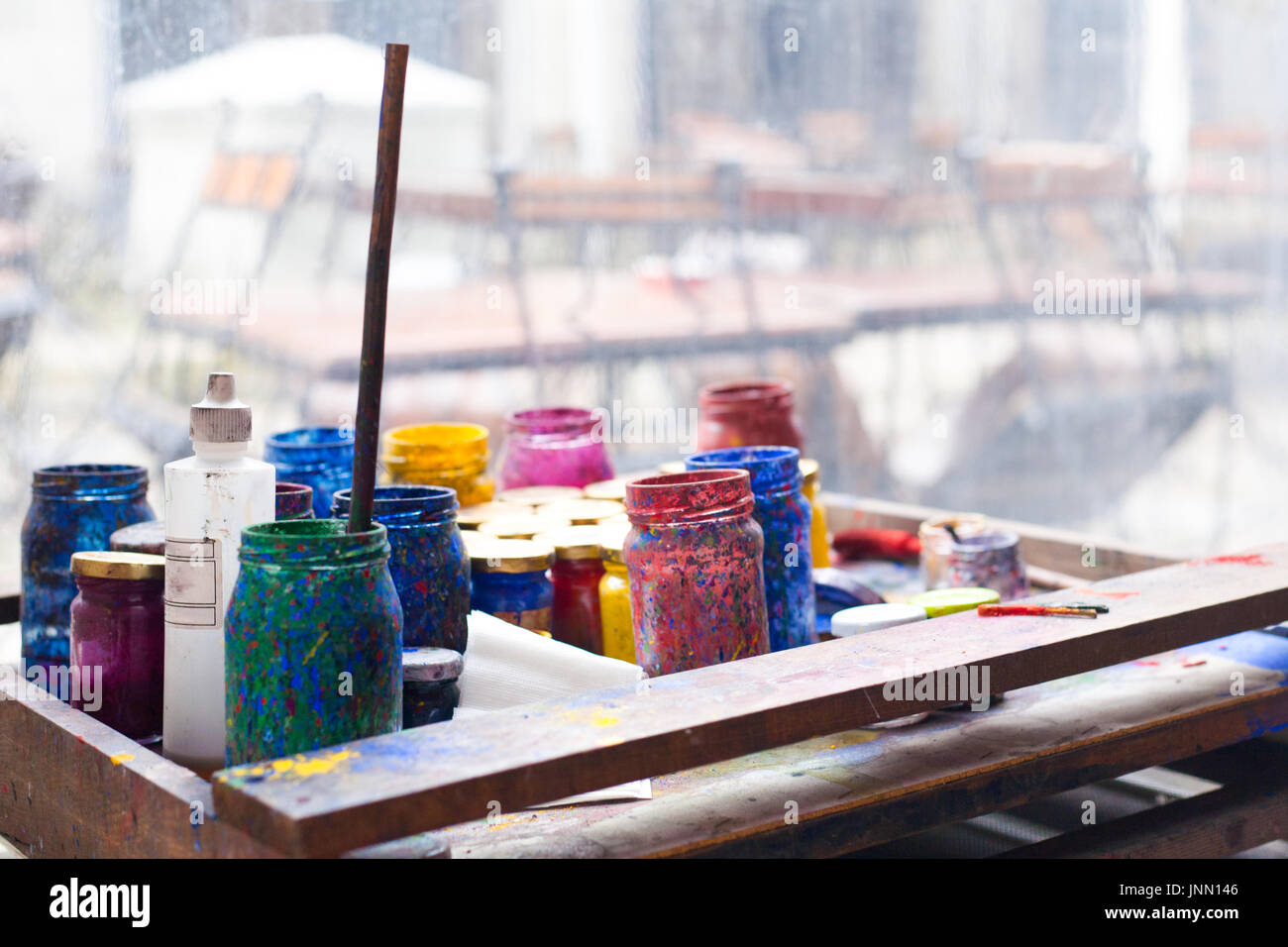 Farbe-Gläser und Tempera auf Arbeitstisch in Keramik Labor in der Türkei Stockfoto