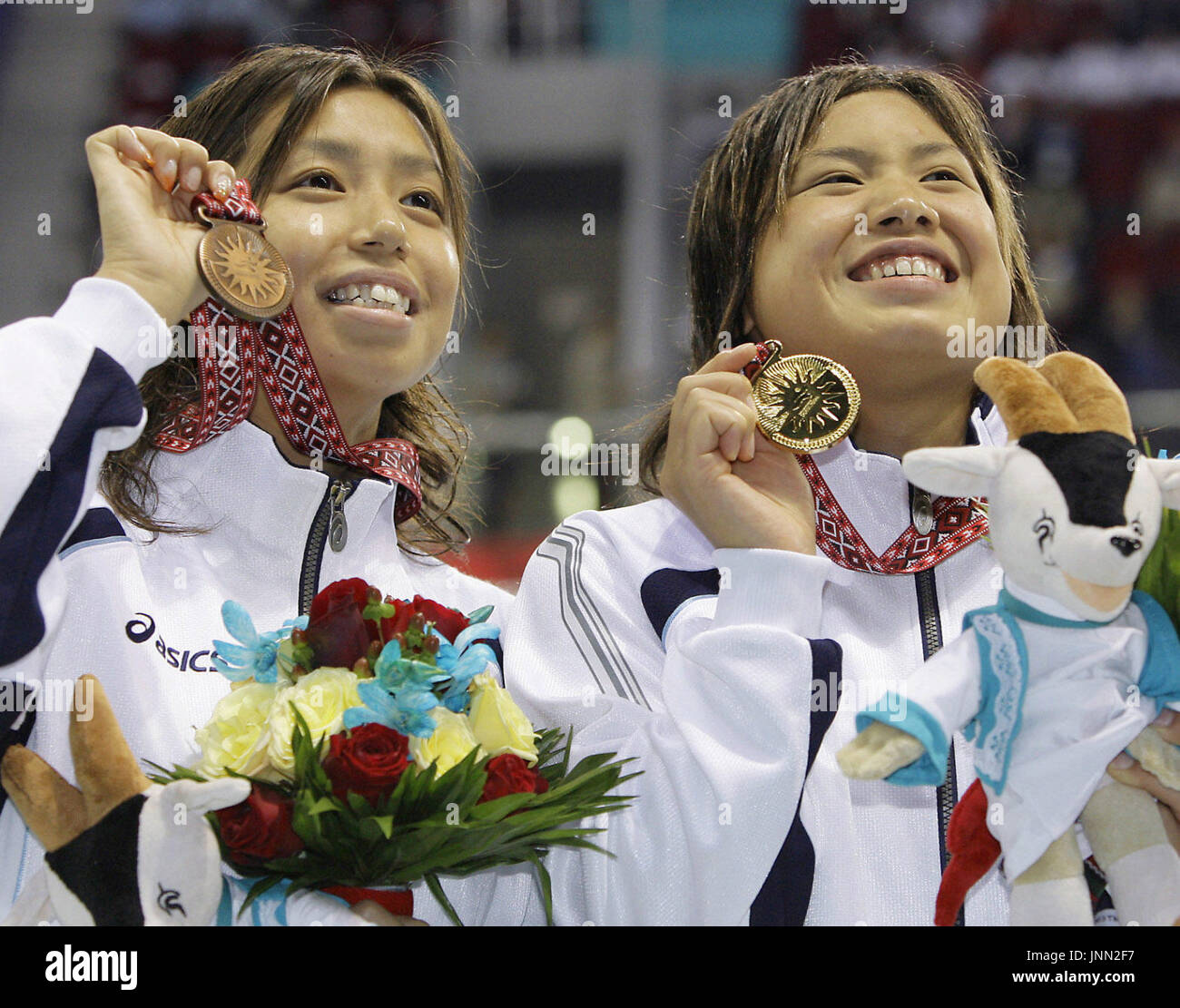 DOHA, Katar - Japans Yurie Yano (R) zeigt die Goldmedaille gewann sie 4 Dezember in der Frauen 200 m Schmetterling bei den Asian Games in Doha mit Yuko Nakanishi, der Bronze gewann. (Kyodo) Stockfoto