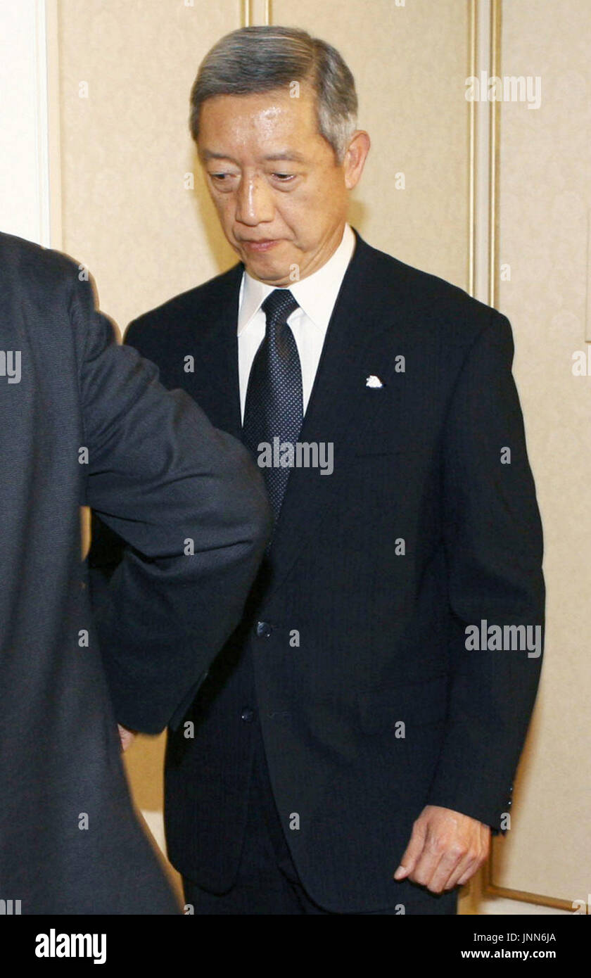 TOKYO, Japan - Acting Seibu Lions Besitzer Hidekazu Ota, im Gespräch mit Journalisten in Tokio am 4. April. Die Löwen bezahlt 170 Führungskräfte und andere in den Aufsichtsrat stellen am Amateur Baseball teams monetäre Belohnung für den Erwerb von neuen Spielern über einen Zeitraum von 27 Jahren bis 2005, sagt ein Untersuchungsausschuss der Pacific League Ballclub unsachgemäße Scouting Geld Angebote. (Kyodo) Stockfoto