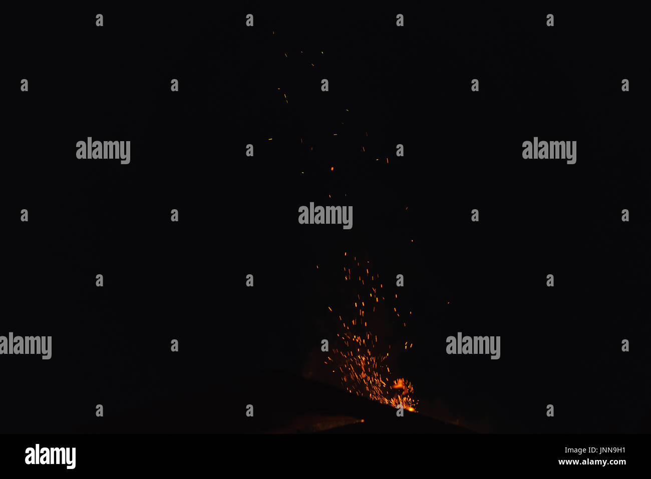 heiße Funken von Lagerfeuer über Nachthimmel Stockfoto