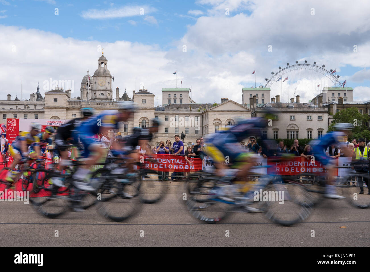 Fahrer von Horse Guards Parade, London, zu Beginn des aufsichtsrechtlichen RideLondon-Surrey Classic tagsüber zwei Londoner Prudential Fahrt aufbrechen. Stockfoto