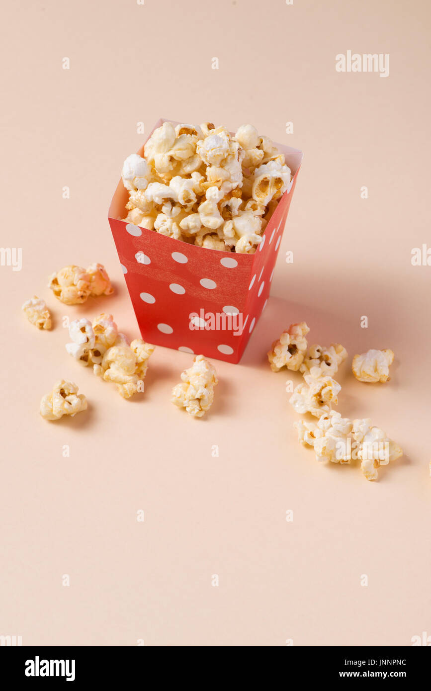 Popcorn in roten und weißen Punkt Pappschachtel. Stockfoto