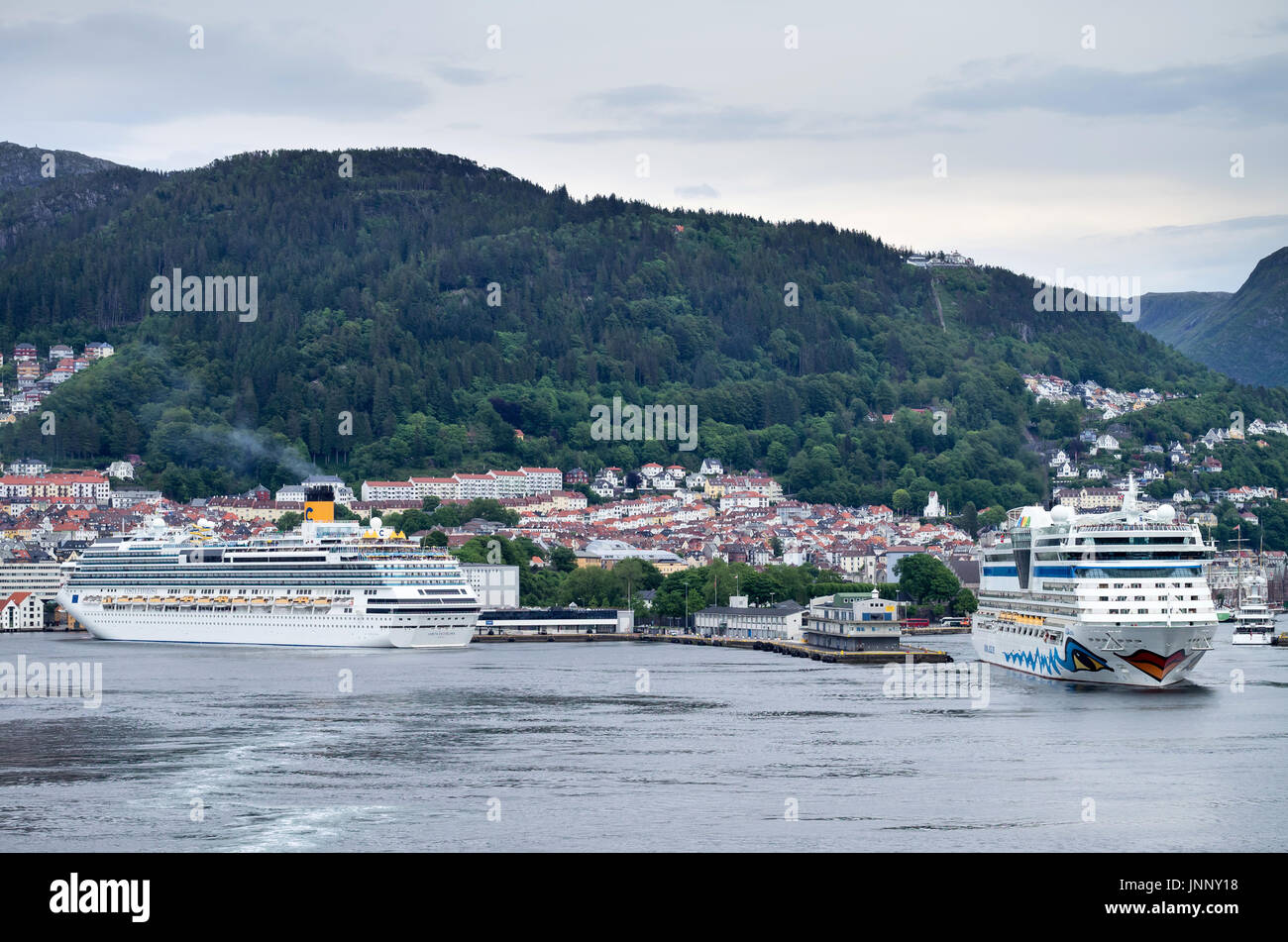 AIDAluna und COSTA FAVOLOSA in Bergen. Bergen ist eine beliebte Kreuzfahrt-Destination und führenden Kreuzfahrthafen in Norwegen. Stockfoto