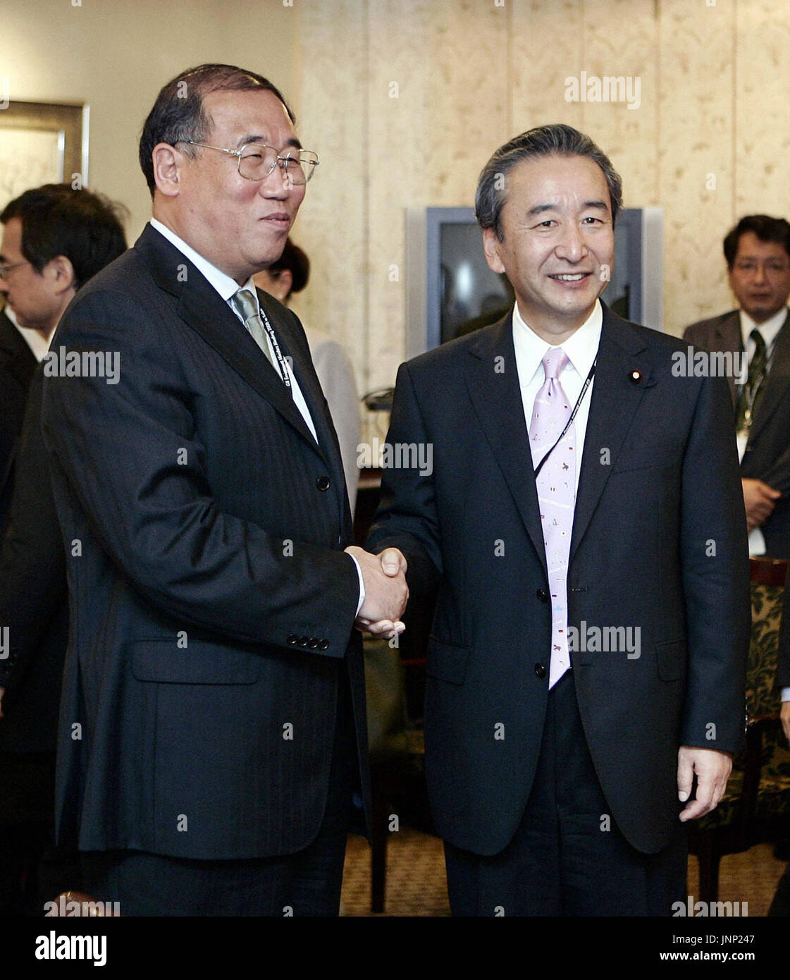 KOBE, Japan Japans Environment Minister Ichiro Kamoshita (R) trifft