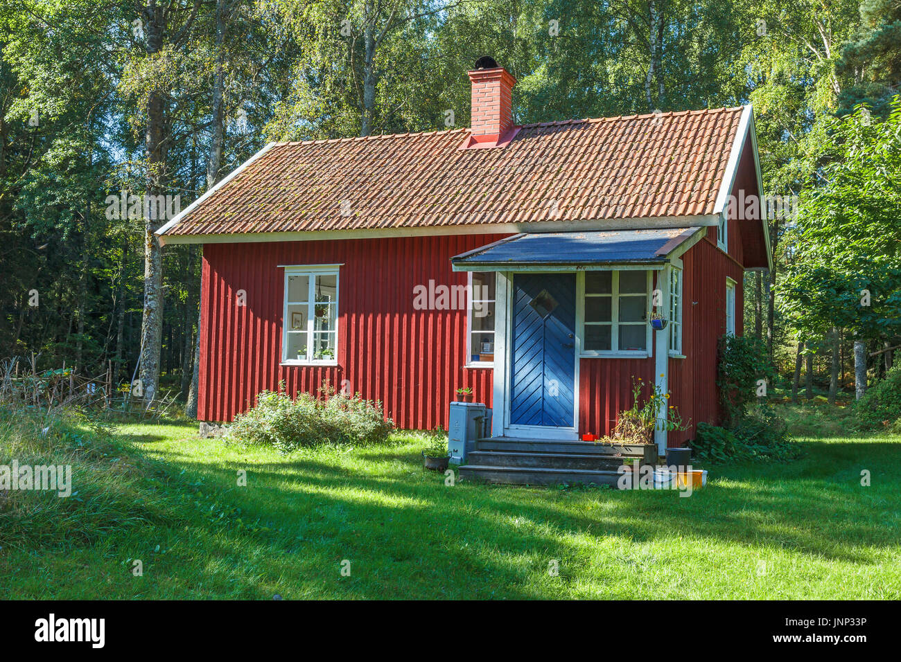 Schwedische Ferienhaus im Wald Stockfoto