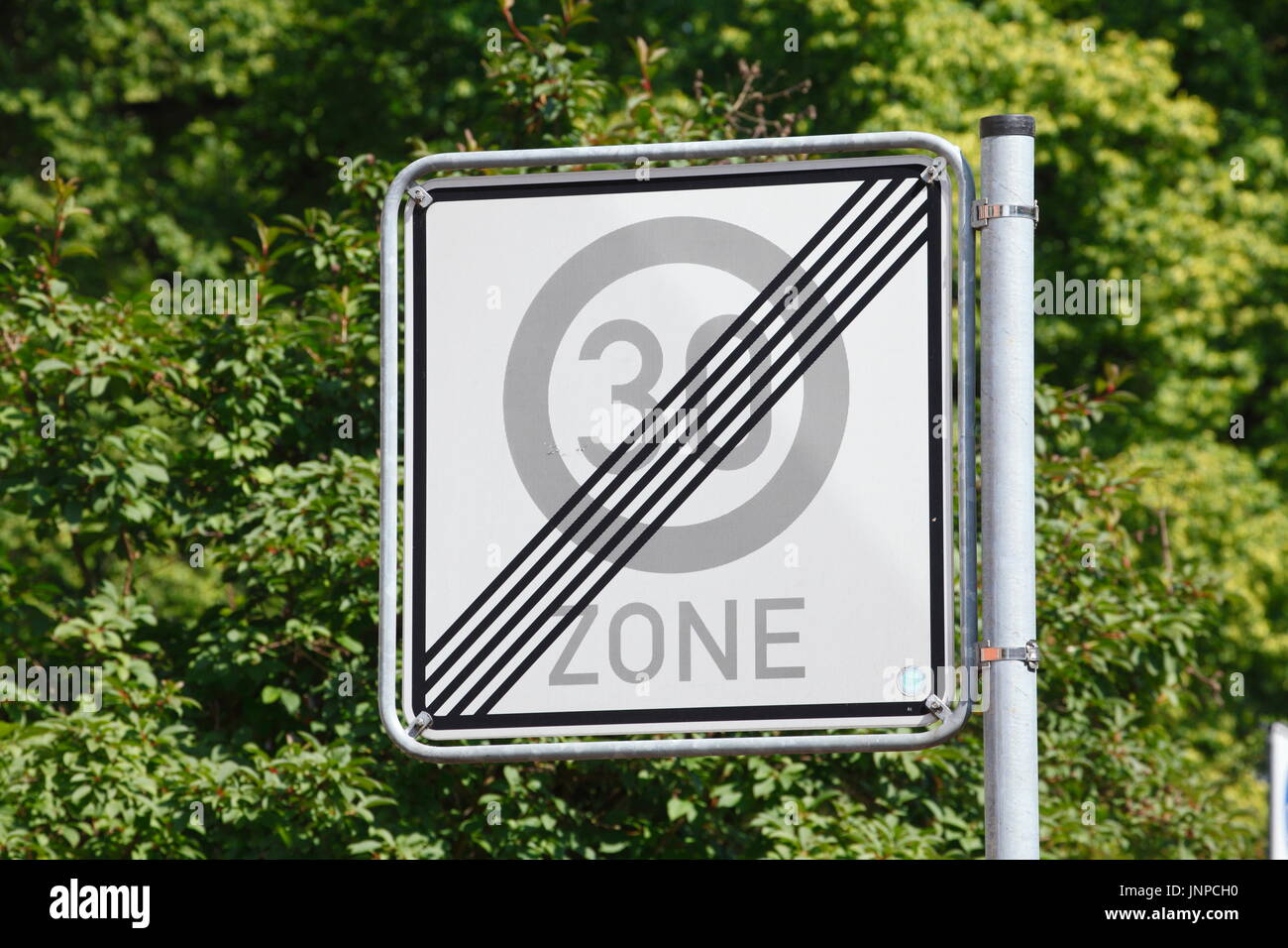 Verkehrszeichen ende der geschwindigkeitsbegrenzung -Fotos und