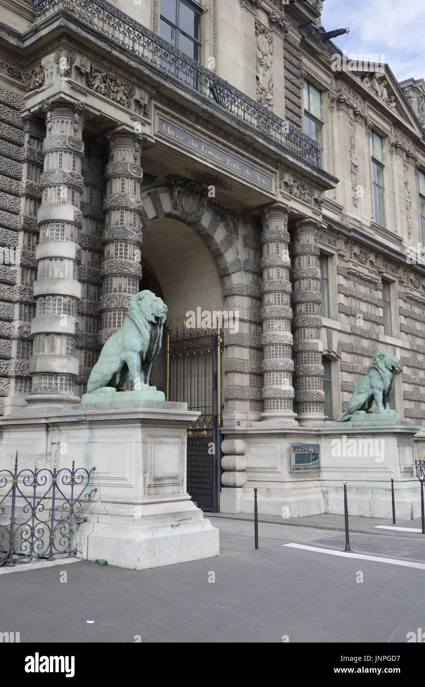 Das Löwentor, Porte des Lions, im Louvre, Paris, einer der großen Museen der Welt, am Quai des Tuilleries, Stockfoto