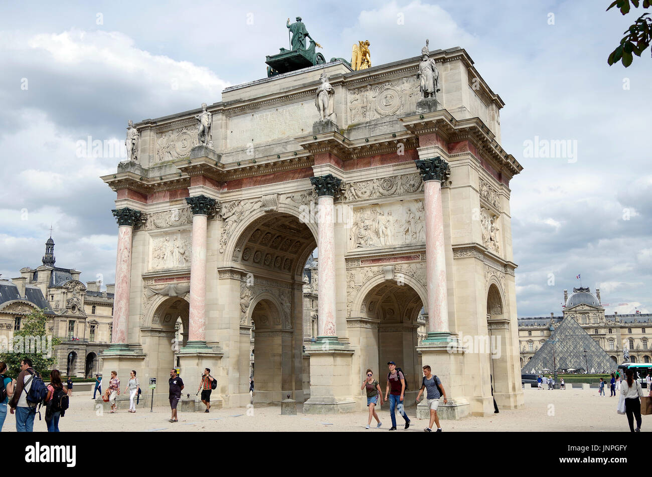 Paris, Arc de Triomph du Carrousel, in Place du Carrousel, im Musée de Louvre, Paris, Frankreich, Stockfoto