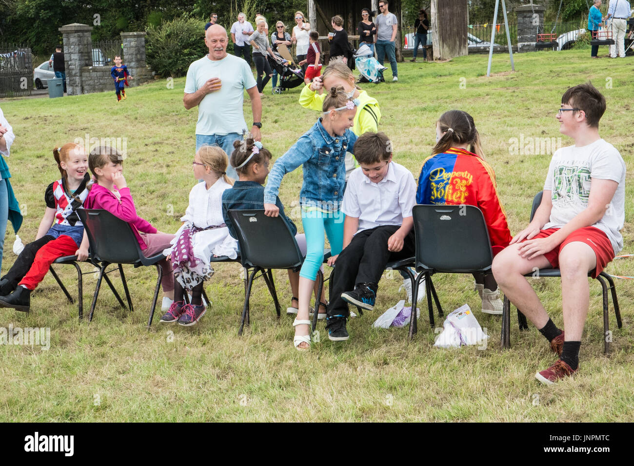 Kinder, spielen, spielen, Reise nach Jerusalem, Musical, Stühle, im Freien,  im Freien, Spiel, an, während Llansaint,  village,Carnival,rural,Carmarthenshire,Wales,U.K.,UK Stockfotografie - Alamy