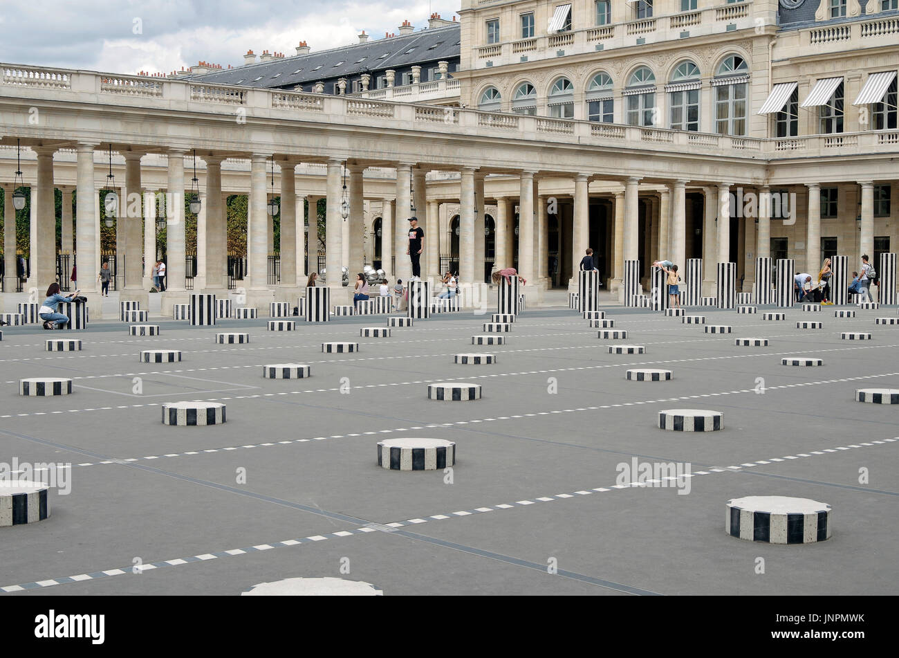 Paris, Frankreich, Palais Royal, Cour d ' Honneur, doppelte Kolonnade, Daniel Burens Les Deux Plateaux, umstrittene Skulptur, spielende Kinder. Stockfoto