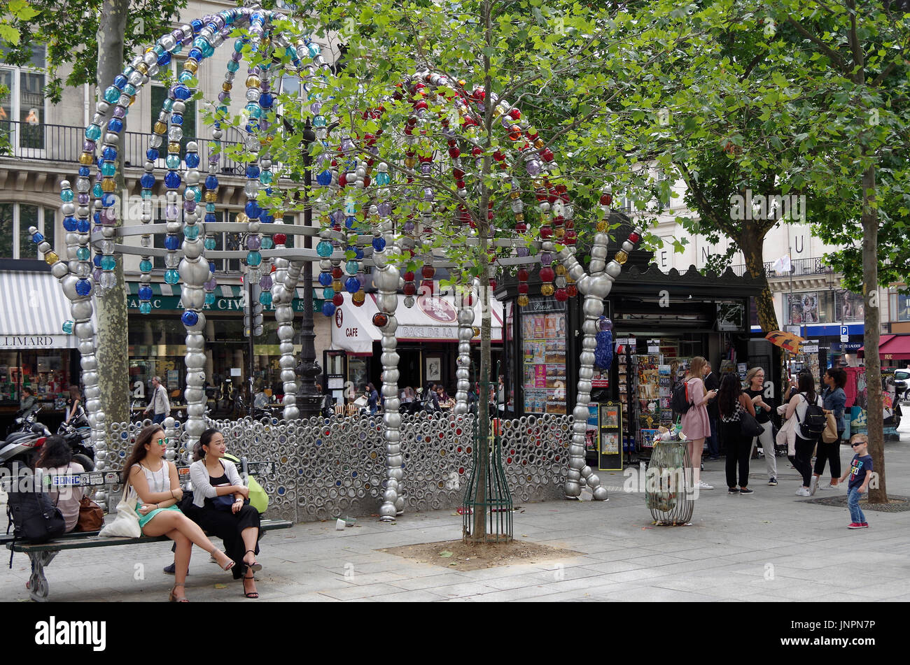 Skulptur, Installation, durch Jean-Michem Othoniel, bilden Eingang zum Palais Royal-Louvre Museum u-Bahnstation, Paris, Frankreich. Stockfoto