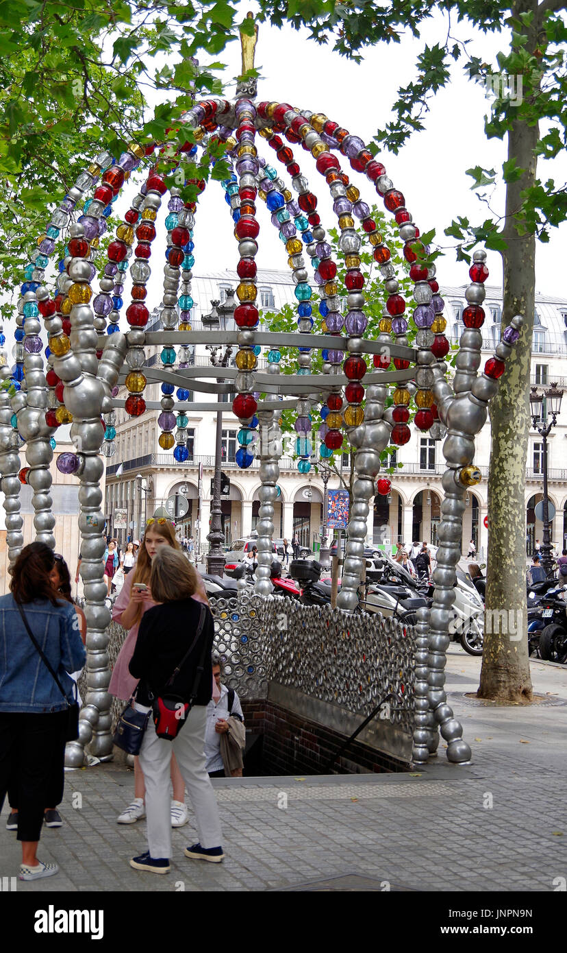 Skulptur, Installation, durch Jean-Michem Othoniel, bilden Eingang zum Palais Royal-Louvre Museum u-Bahnstation, Paris, Frankreich. Stockfoto