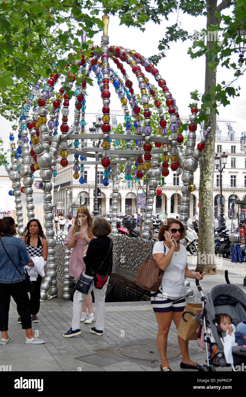 Skulptur, Installation, durch Jean-Michem Othoniel, bilden Eingang zum Palais Royal-Louvre Museum u-Bahnstation, Paris, Frankreich. Stockfoto