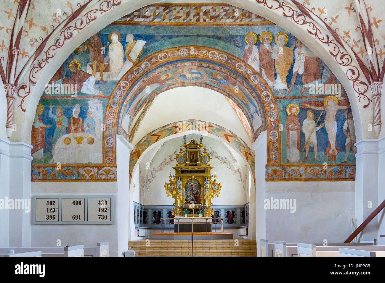 Innere der Kirche mit alten romanischen Gemälden, Fresken in Jorlunde, Dänemark - 24. Juli 2017 Stockfoto