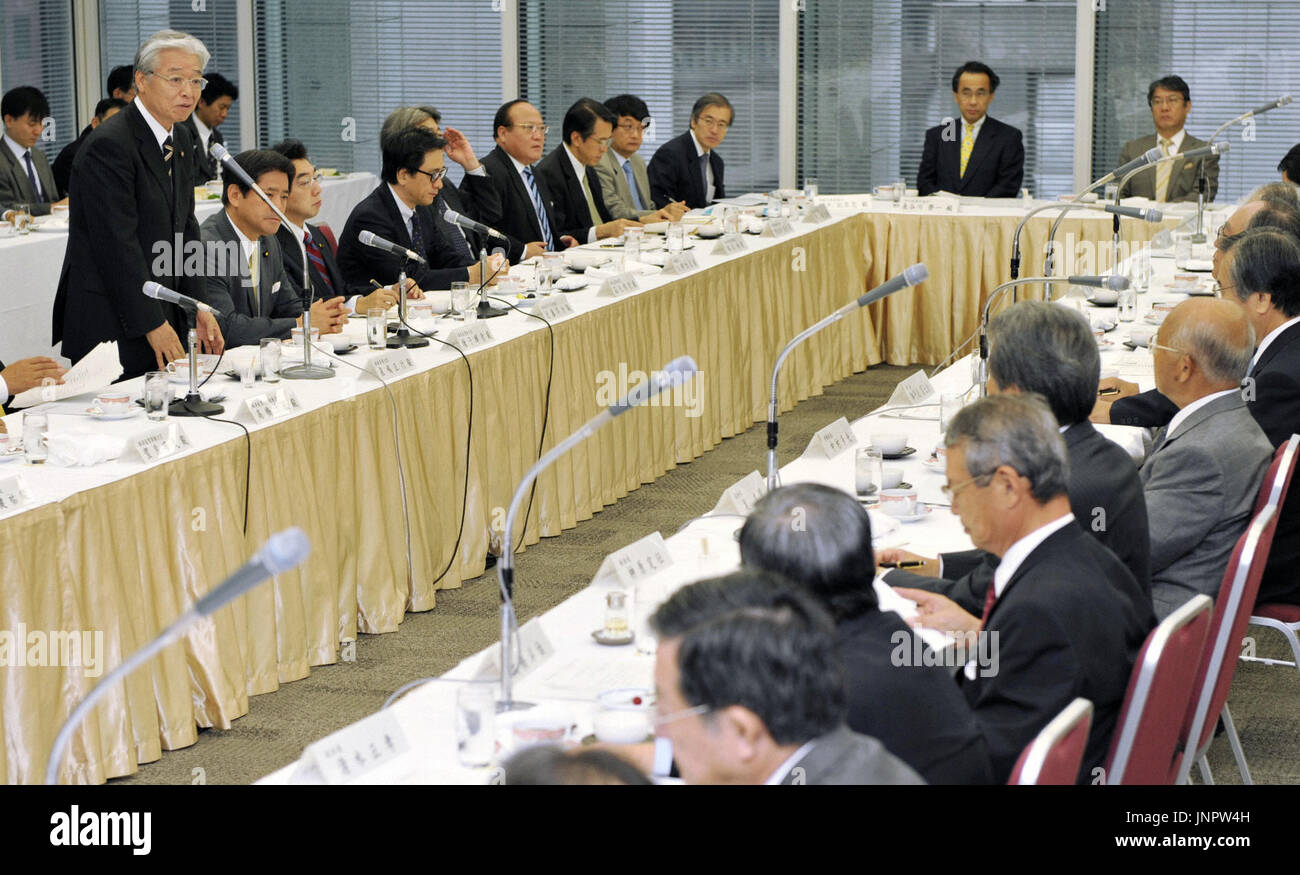 TOKYO, Japan - Industrieminister Masayuki Naoshima (L) befasst sich mit eine Sitzung mit den Führungskräften des Wirtschaftsbundes Japan in Tokio am 7. Oktober 2009. Naoshima verlangte, dass Führungskräfte die Regierung neue Ziel der Treibhausgasemissionen Reduktion akzeptieren. (Kyodo) Stockfoto