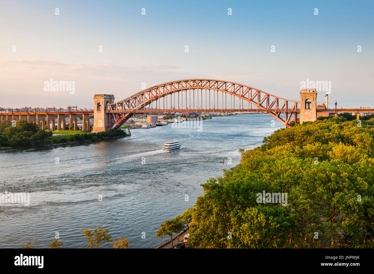 Hell Gate Bridge, in der Nähe von Astoria Park, New York City Stockfoto