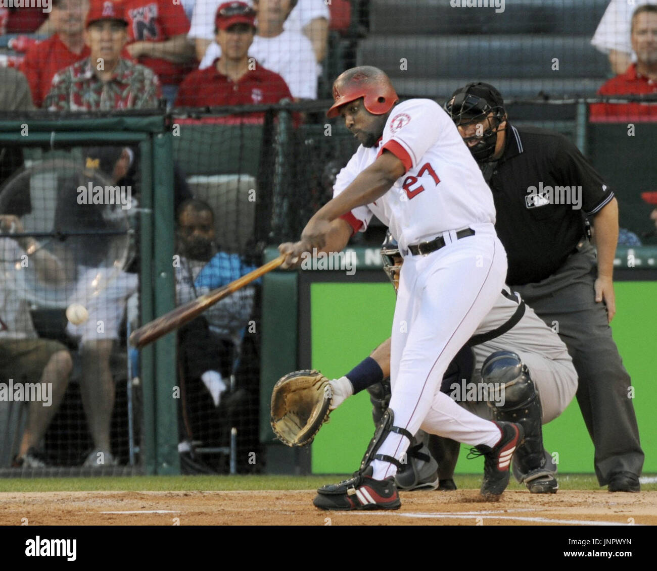 ANAHEIM, USA - Los Angeles Angels Designated Hitter Vladimir Guerrero trifft eine RBI-Double im ersten Inning von Spiel 5 der American League Championship Series gegen die New York Giants im Angel Stadium in Anaheim, Kalifornien, am 22. Oktober 2009. Die Engel gewann 7-6, schneiden ihr Best-of-Seven-Serie-Defizit, 3: 2. (Kyodo) Stockfoto