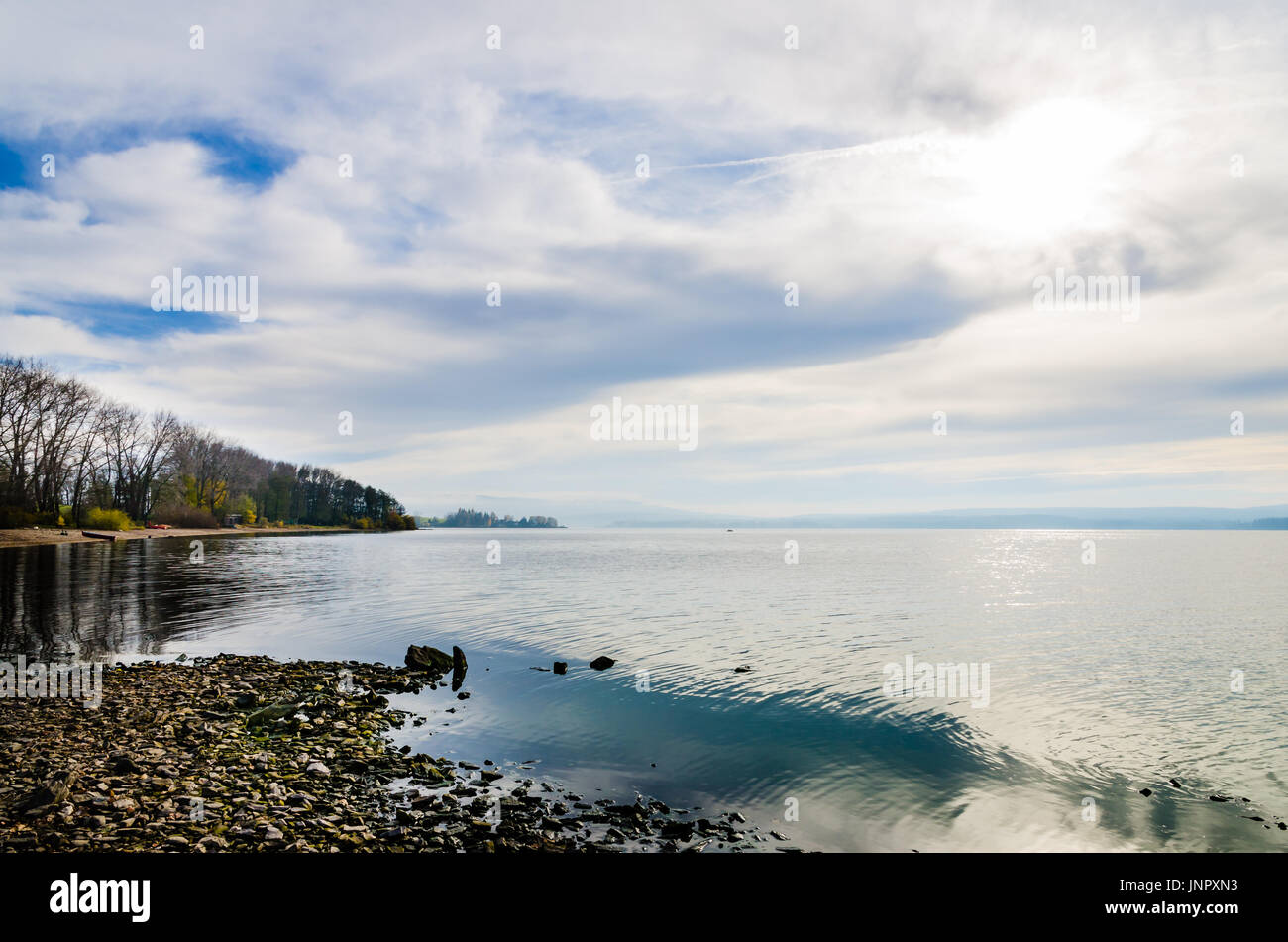 Dem Ufer des Lipno-Stausee mit sanften Oberfläche, bewölkten Himmel im Sommer. Stockfoto