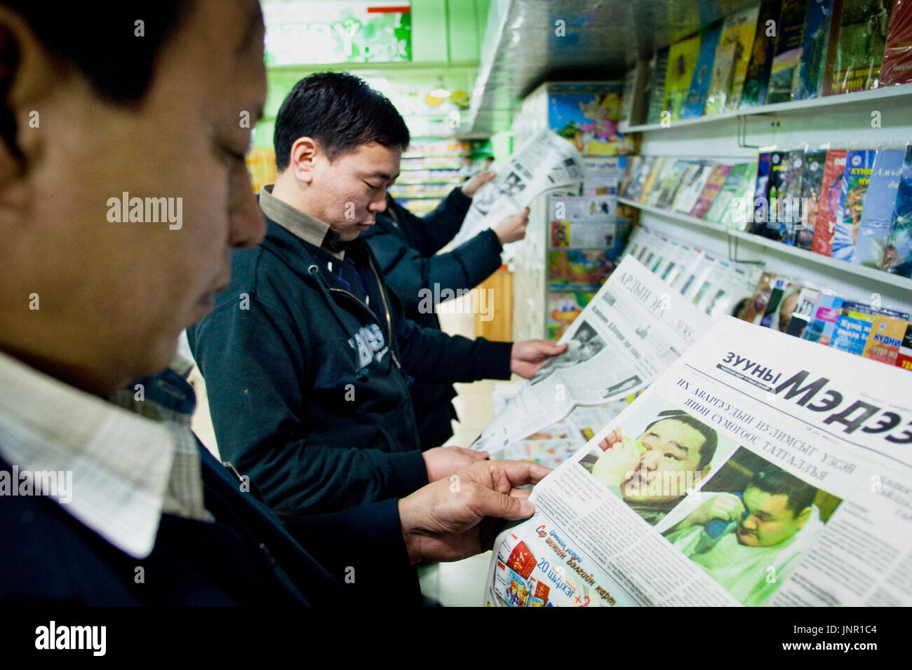 ULAN BATOR, Mongolei - Menschen in Ulan Bator auf 5. Februar 2010, lesen Zeitungen Front-Page Geschichten berichten von ehemaligen Yokozuna (grand Champion) Asashoryu Entscheidung aufzuhören Sumo über seinen angeblichen Angriff eines Mannes in Tokio. Die meisten Papiere sagte, japanischer Sumo-Beamten ihn aus Angst vor der mongolischen Yokozuna Sumo Legende zu brechen und ehemaligen Yokozuna Taiho Rekord von 32 Titel Siegen in den Ruhestand unter Druck gesetzt hatte. (Kyodo) Stockfoto