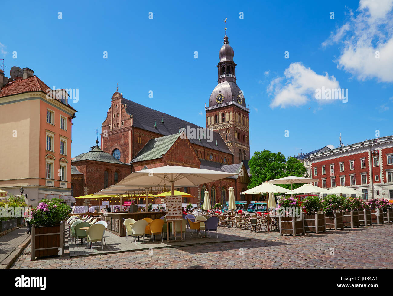 Domplatz in einem sonnigen Sommertag in Riga, Lettland Stockfoto