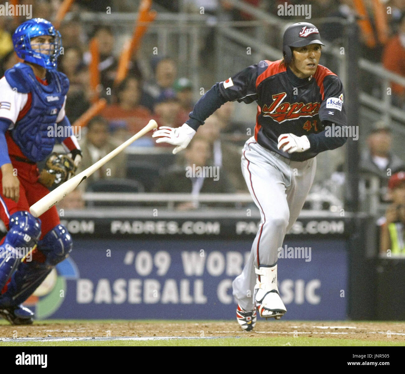 SAN DIEGO, USA - Japans Atsunori Inaba Doppel nach rechts im vierten Inning eines Spiels gegen Kuba in der zweiten Runde der World Baseball Classic im PETCO Park in San Diego, Kalifornien, am 18. März. (Kyodo) Stockfoto