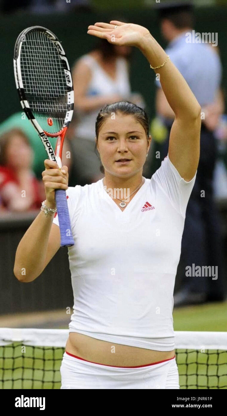 WIMBLEDON, England - Dinara Safina Russland feiert nach dem Sieg gegen  Amelie Mauresmo Frankreichs 4-6, 6-3, 6-4 in die vierte Runde Match im  Dameneinzel bei den Wimbledon Tennis Championships in London am