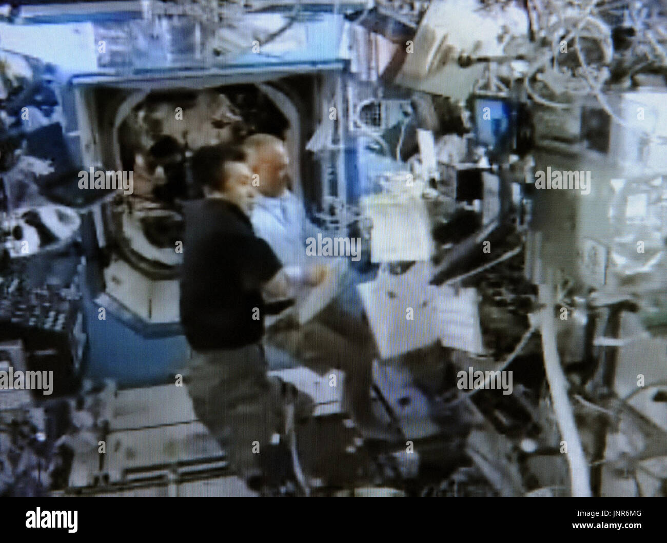 TOKYO, Japan - japanische Astronaut Koichi Wakata (schwarzes Oberteil) manipuliert Roboterarme, die versuchen, fügen eine Modul von Space Shuttle Endeavour, gebracht, um das japanische Labor Kibo um die Einrichtung abzuschließen. (NASA-TV) (Kyodo) Stockfoto