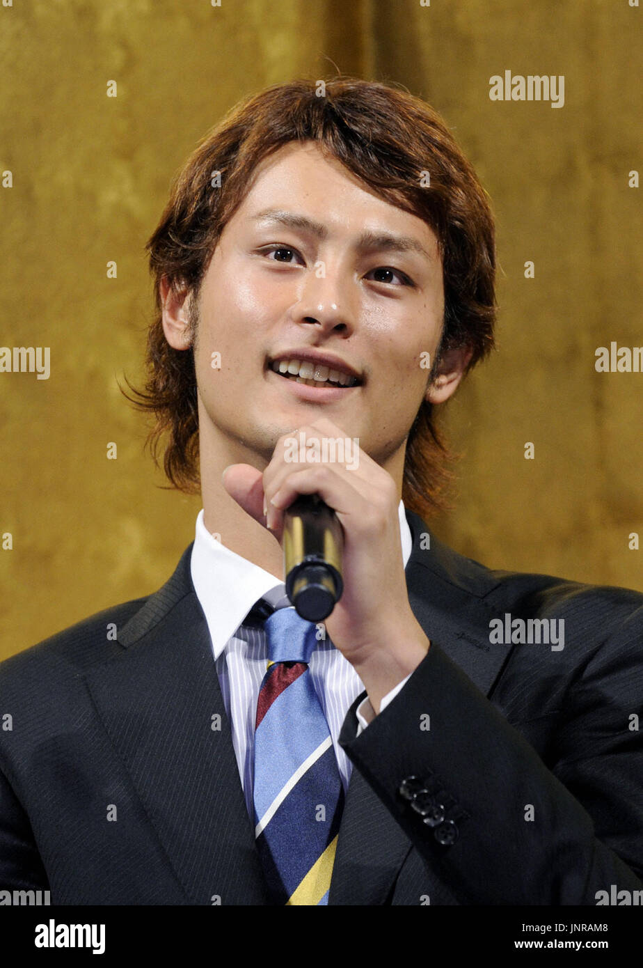 TOKYO, Japan - Nippon Ham Fighters Ace, wie Yu Darvish mit Blumen von einem Fan in Tokio am 18. November 2009 nach seiner Ernennung zum Pacific League MVP zum zweiten Mal in drei Jahren präsentiert wird. Er hatte einen 15-5-Rekord mit einem Liga-Best 1,73 Ära in 23 beginnt. (Kyodo) Stockfoto