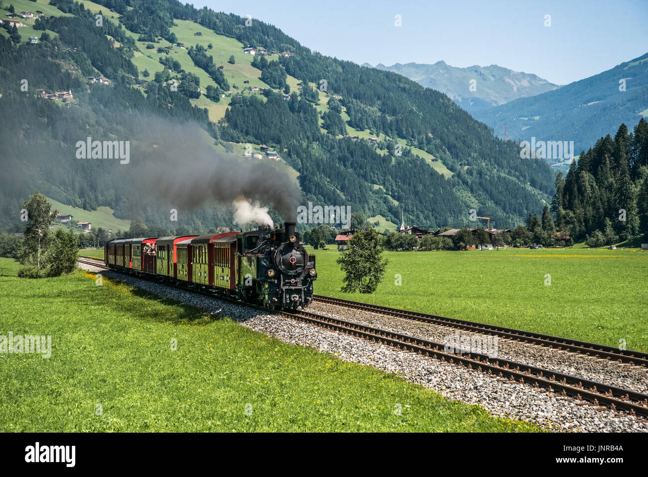 Die Zillertalbahn Berg Dampfeisenbahn im österreichischen Tirol, die zwischen der industriellen Stadt Jenbach und der Ferienort Mayrhofen Stockfoto