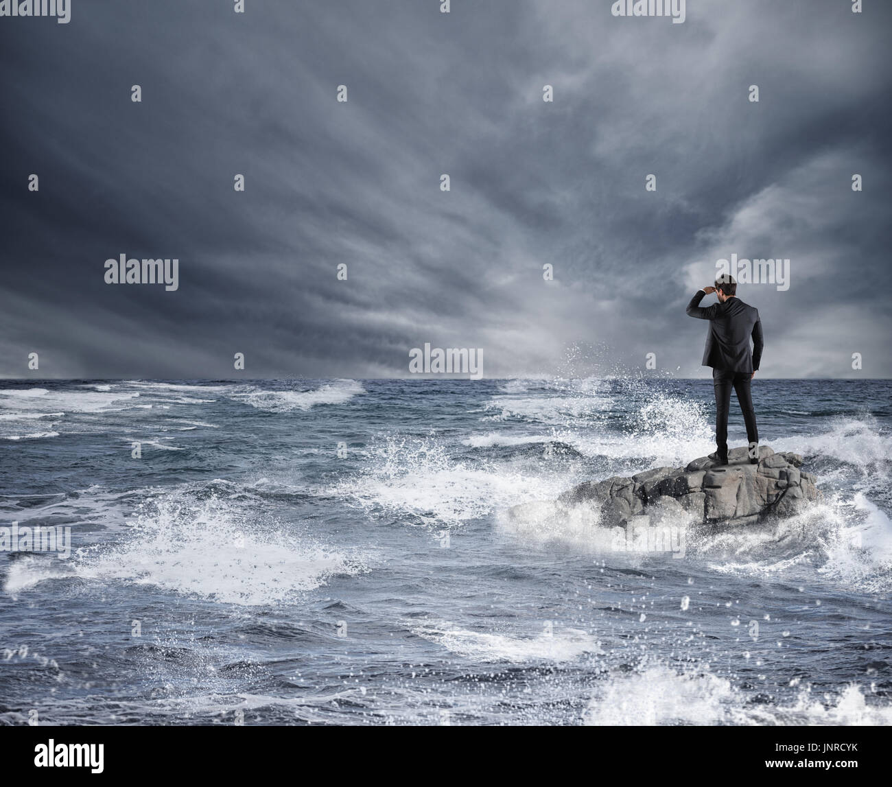 Unternehmer auf der Suche nach der Zukunft bei Sturm im Meer. Konzept der Wirtschaftskrise und problem Stockfoto