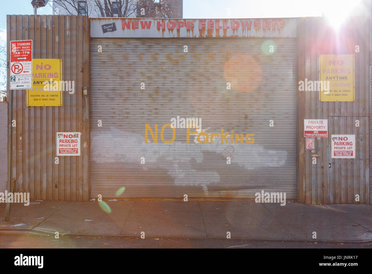 Fensterläden, rostigen Tor, die Zugehörigkeit zu einer "New Hope Fellowship" in Bay Ridge, Brooklyn, New York, NY, USA im Herbst 2014. Stockfoto