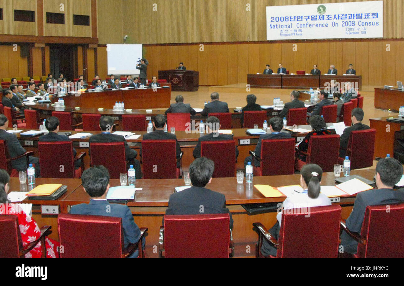 Pjöngjang, Nordkorea - Menschen besuchen eine staatliche Sitzung für eine Zählung-Report in Pjöngjang am 16. Dezember 2009. Die nordkoreanische Regierung kündigte seine Bevölkerung etwa 24 Millionen ab 1. Oktober 2008 war. (Kyodo) Stockfoto