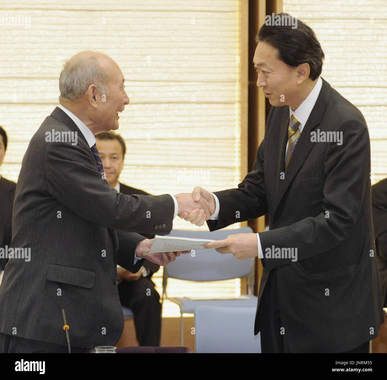 TOKYO, Japan Japanese Prime Minister Yukio Hatoyama (R) schüttelt