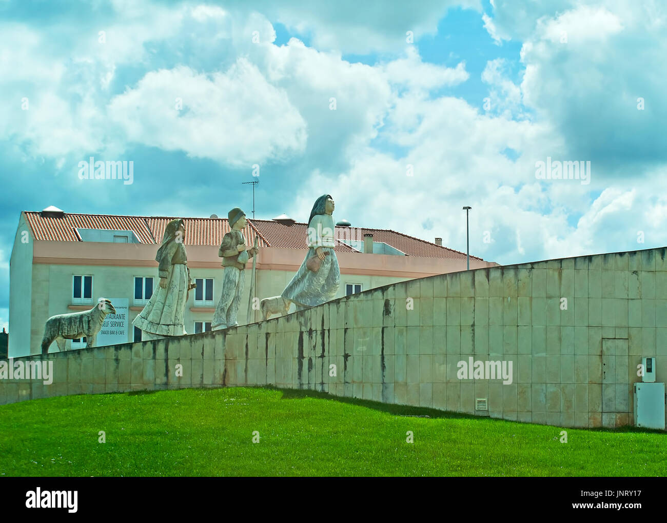 Die Statuen von Kindern Hirten auf Territorium von dem Heiligtum der Muttergottes von Fatima, Portugal. Stockfoto