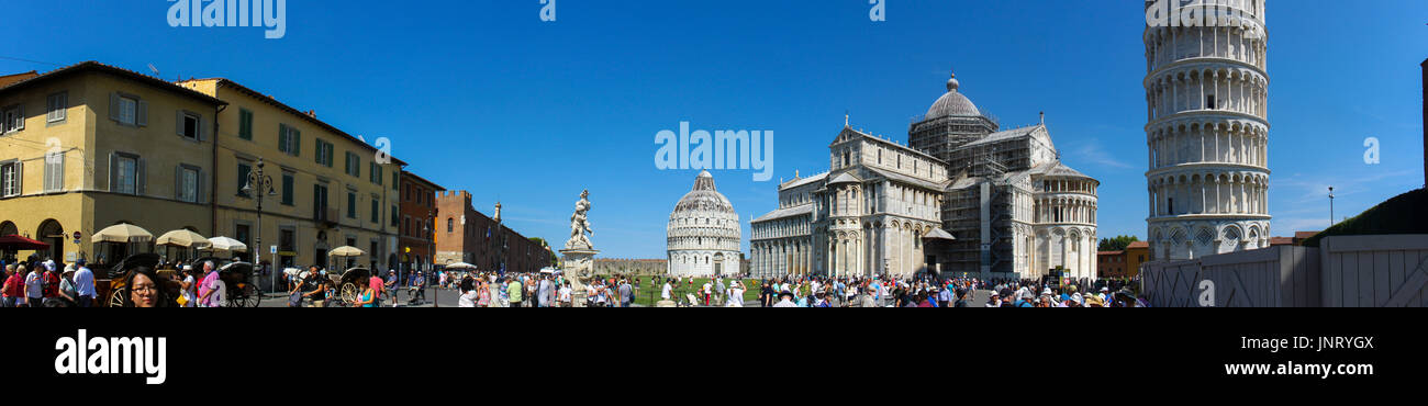 PISA, Italien - 21. Juni 2017 - Panorama-Foto der Piazza dei Miracoli in Pisa mit Menge von Touristen am 21. Juni 2017. Stockfoto