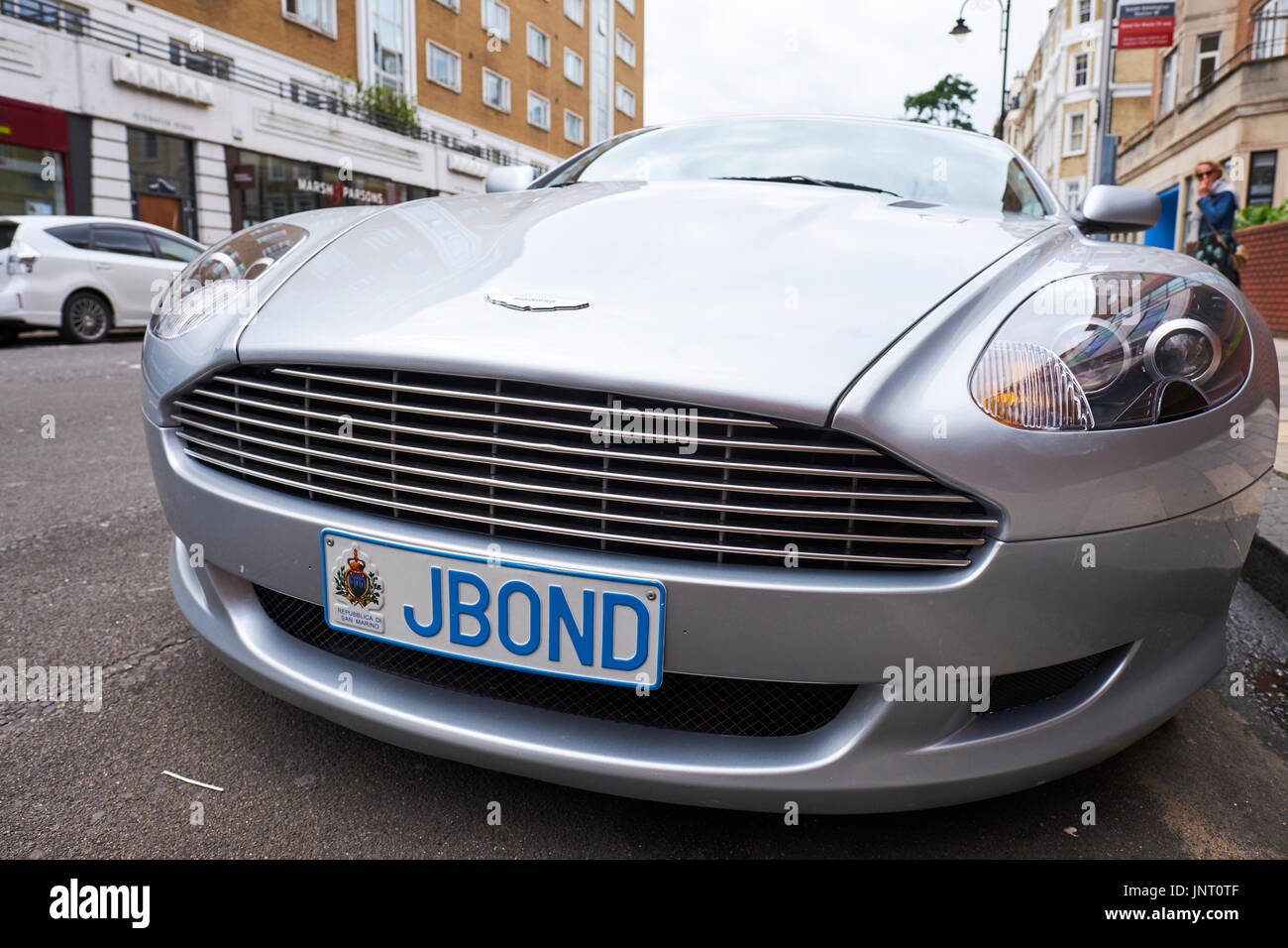 Aston Martin DB9 mit Private Kennzeichen J Bond, Harrington Road, Kensington, London, UK Stockfoto